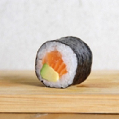 Maki salmón y aguacate