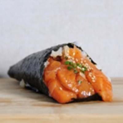 Temaki salmón macerado