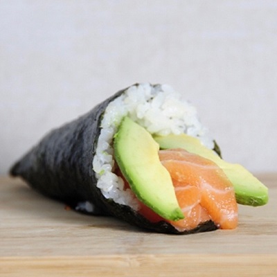 Temaki salmón con aguacate