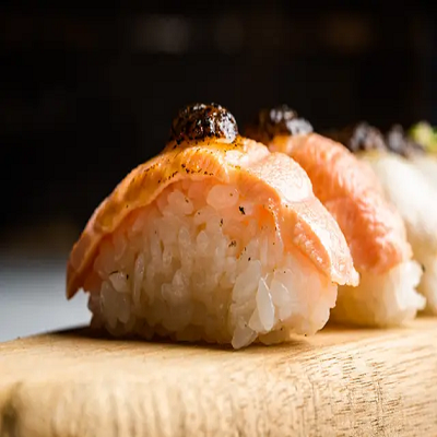 Nigiri salmón flameada con trufa (2 pieza)