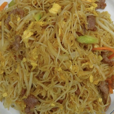 Fideo de arroz salteados con curry y ternera