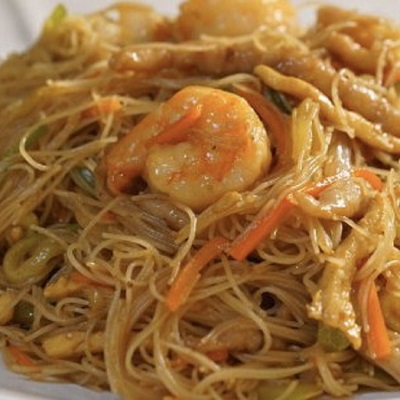 Fideo de arroz salteados con tres delicias