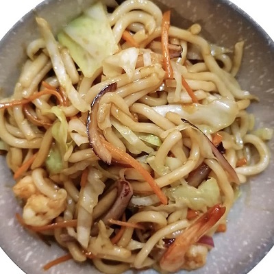 Fideos udon con salsa yakisoba