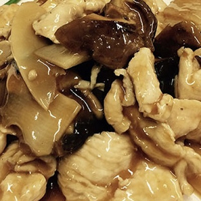 Pollo con bambú y setas chinas
