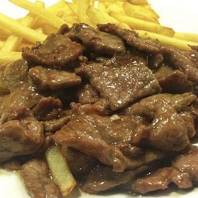 Ternera con patatas  fritas