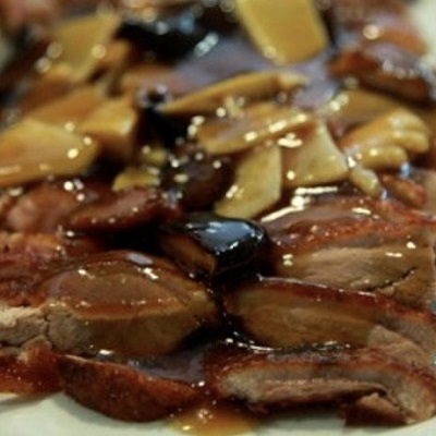 Pato con bambú y setas chinas