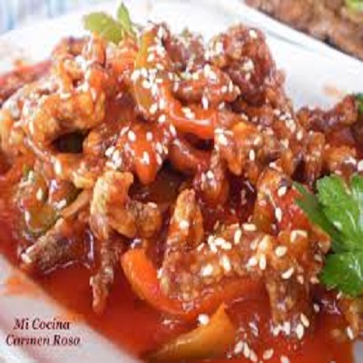 Tiras de ternera crujientes con salsa agripicante y lechuga