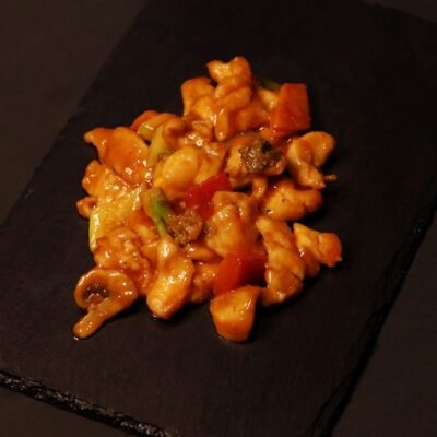 Pollo con salsa curry rojo